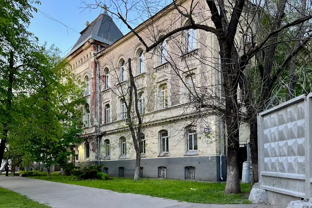 улица Шаболовка, бывшая Богадельня московского дворянства имени С. Д. Нечаева (построена в 1906 году)