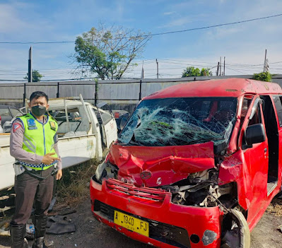 Kecelakaan terjadi diduga karena pengendara angkot kurang mengantisipasi jarak aman