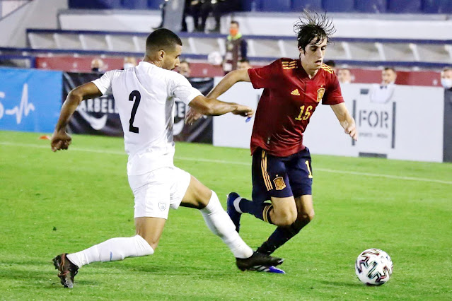 Bryan Gil supera a Noam Cohen. SELECCIÓN DE ESPAÑA SUB 21 3 SELECCIÓN DE ISRAEL SUB 21 0. 17/11/2020. Campeonato de Europa de Selecciónes Sub 21 2021, fase de clasificación, Grupo 6, jornada 10. Marbella, Málaga, estadio Municipal Antonio Lorenzo Cuevas.