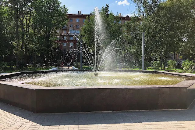 площадь Академика Курчатова, фонтан