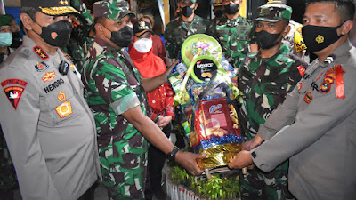 Danrem 043/Gatam Bersama Unsur Forkopimda Tinjau Pos Pengamanan Malam Idul Fitri 1443 H/2022 M