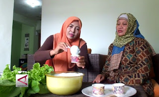 (Antara)-Sebuah komunitas ibu rumah tangga pegiat tanaman hidroponik di Kabupaten Jember, berinovasi membuat es krim berbahan baku aneka jenis sayur. Es krim sayur tanpa bahan pengawet maupun pewarna tersebut, memilki kandungan gizi tinggi dan sangat cocok untuk anak-anak, serta memiliki nilai ekonomi yang tinggi.