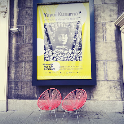 Ingang Stedelijk Museum Schiedam met affiche Yayoi Kusama, de Nederlandse jaren 1965-1970