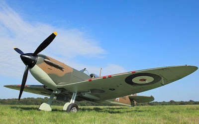 Supermarine Spitfire sebagai pesawat interceptor, latih dan berbasis kapal induk