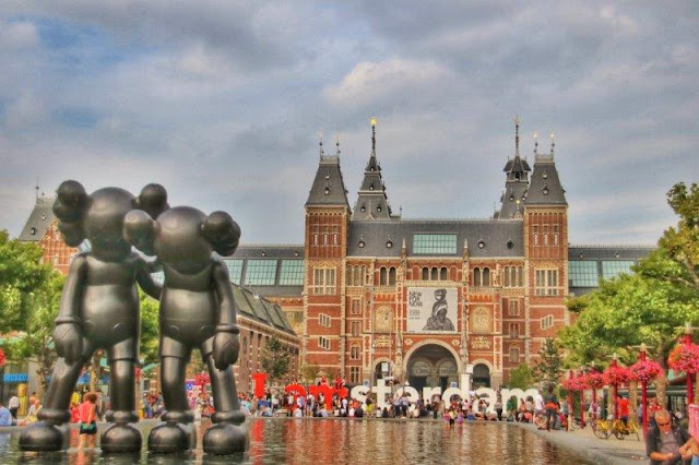 Museo Rijksmuseum en Museumplein en Amsterdam, Escultura Along the Way de KAWS, Art Zuid, Letras I Amsterdam