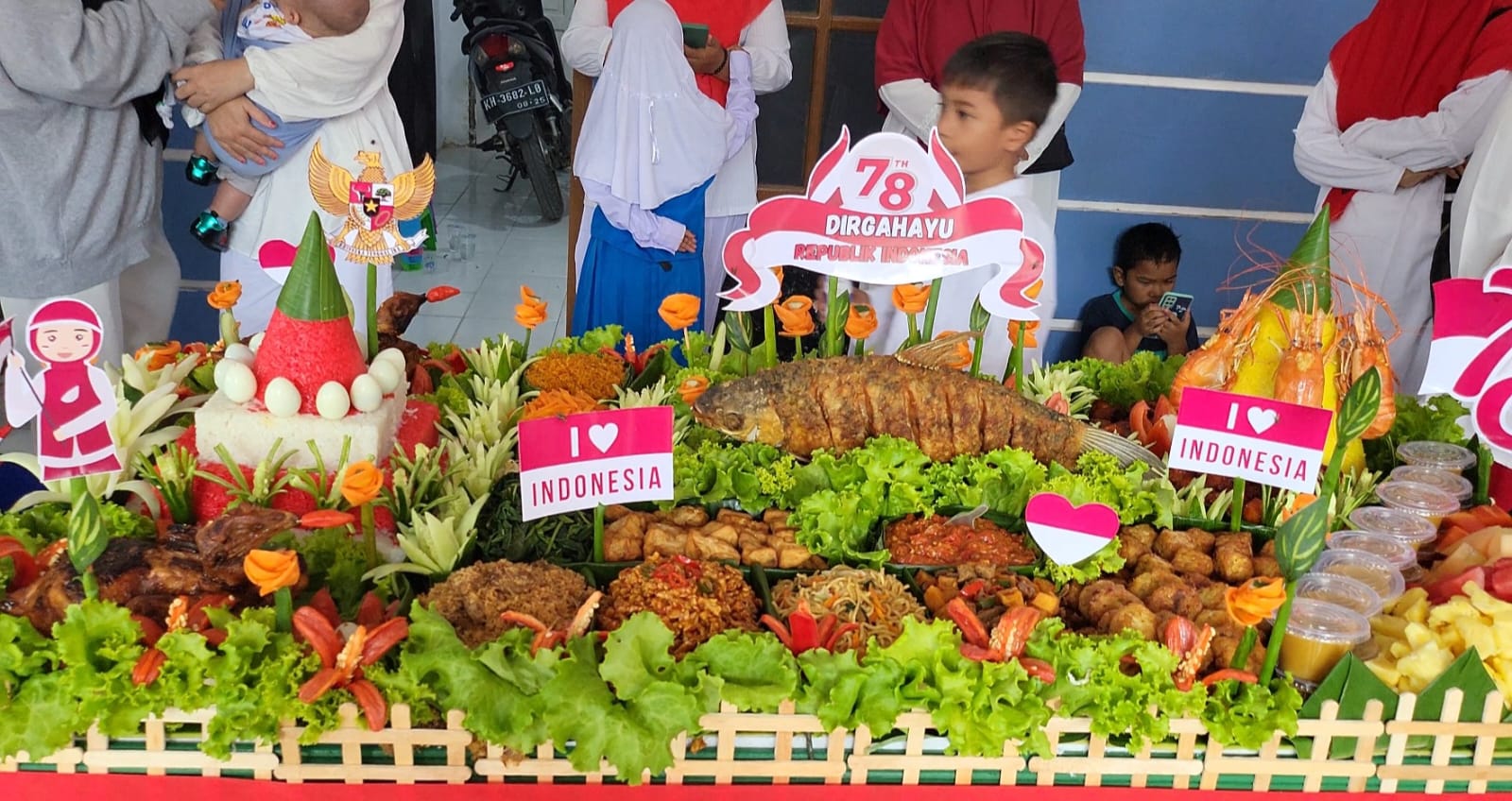 Kemeriahan Ibu-bu dalam Lomba Tumpeng LDII Sampit