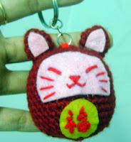 http://translate.googleusercontent.com/translate_c?depth=1&hl=es&rurl=translate.google.es&sl=en&tl=es&u=http://www.mazkwok.com/2013/01/free-amigurumi-pattern-lucky-cat-keyring.html&usg=ALkJrhjpLH0aK7G4hdVhbBCd7suhSK2oPQ