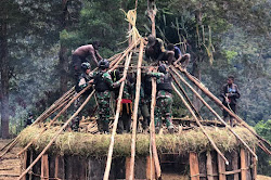 Luar Biasa, Demi Ciptakan Suasana Kebersamaan, Anggota Yonif R 303/SSM Ramai-Ramai Bangunkan Warga Honai