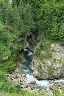 France. Pyrenees. Circus Gavarnie. Waterfall. Франция. Пиренеи. Цирк Гаварни. Водопад.