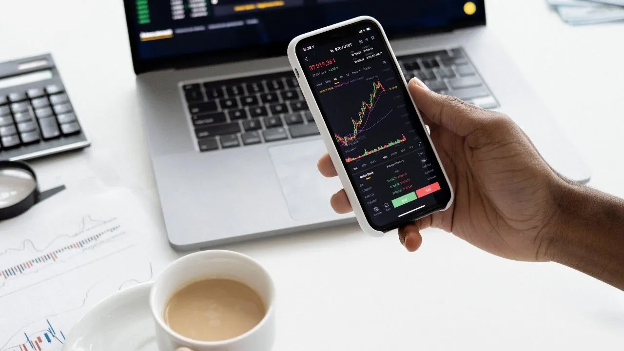 Orang yang sedang memperlihatkan trading