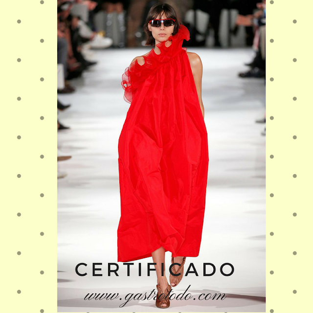 El vestido rojo es fetiche del verano.