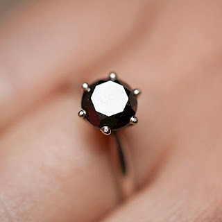 Nhẫn kim cương đen mua ở đâu?