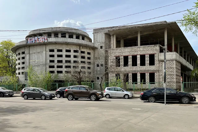 2-й Звенигородский переулок, заброшенный недостроенный гараж