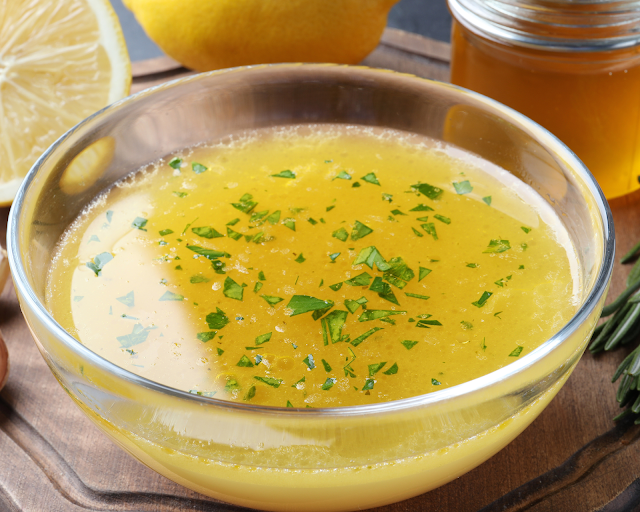 Découvrez cette recette de vinaigrette au miel et au romarin, une explosion de saveur