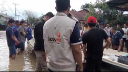 MDMC dan Lazismu Sumbar Berjibaku Bantu Korban Banjir, Sebar Makanan untuk Ratusan Orang di Tunggul Hitam Padang