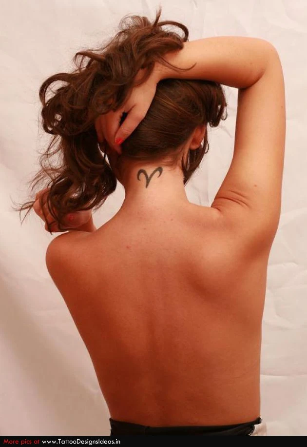 Mujer con original tatuaje en el cuello