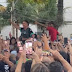 Bolsonaro é cercado por banhistas em Balneário Camboriú, SC [vídeo]