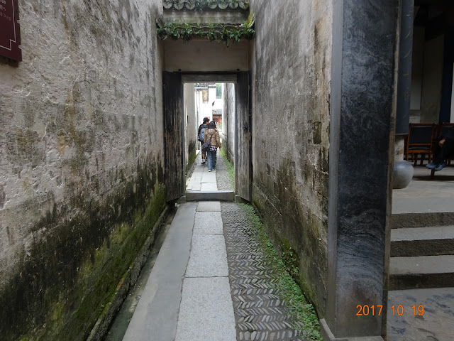 走入窄窄深巷。