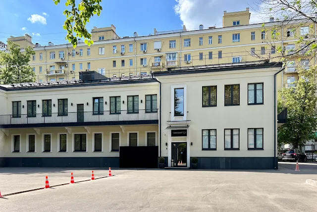 Кутузовский проспект, дворы, офис ЦУМ – Mercury (бывшая детская туберкулёзная больница 1936 года постройки)