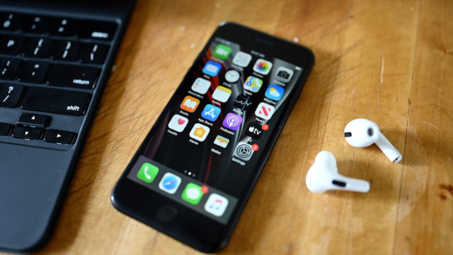 كيفية توصيل AirPods بـ iPhone SE 2020