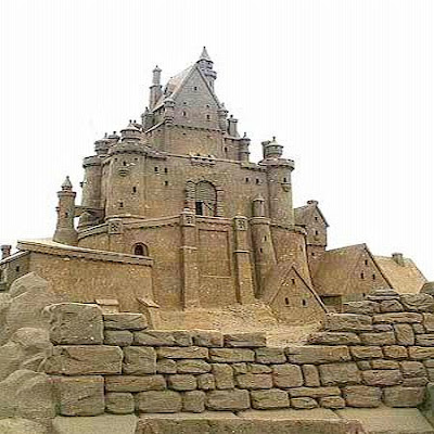 Castelo de areia que lembra a arquitetura dos castelos europeus.