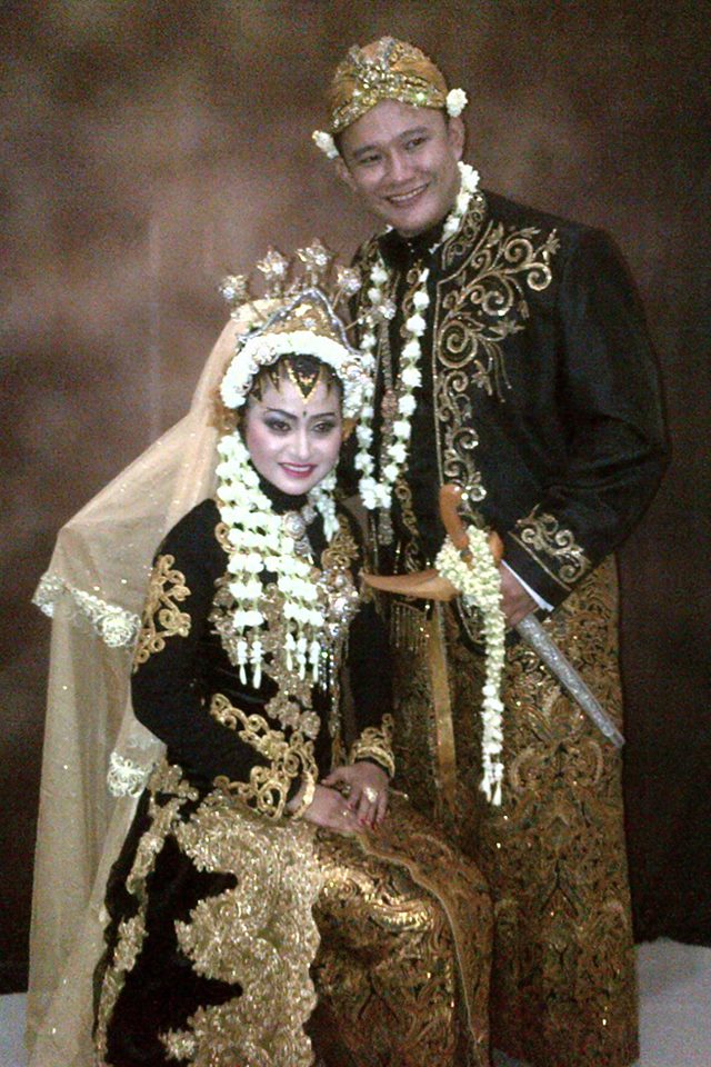 Perkawinan Serta Makna Riasan dan Pakaian Pengantin Adat 