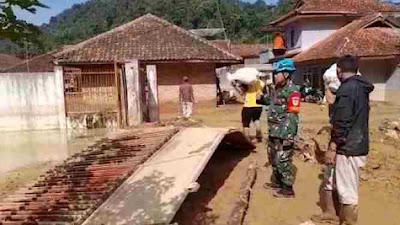 Danramil Leuwiliang Bersama Anggota bantu warga membersihkan Lumpur di Kp Cisarua Desa Purasari akibat Banjir.