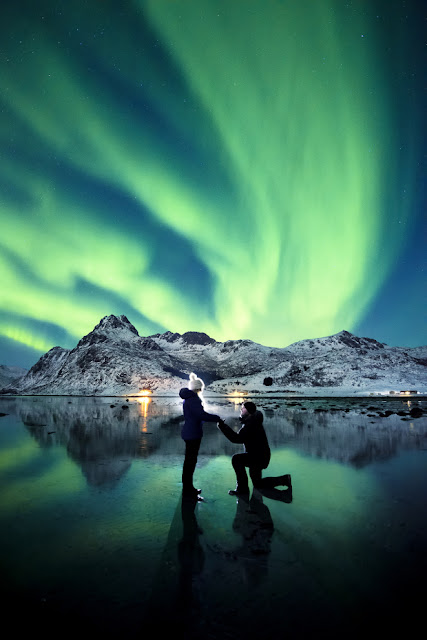 Man's masterpiece proposal in front of the Northern Lights