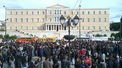 Ξεπουλάνε τη χώρα επειδή εμείς τους το επιτρέπουμε