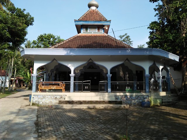 Kegiatan Bersih-bersih Masjid As-Sobirin Kedungdowo Mertoyudan dan Masjid Baitul Muttaqin Karangduren, Sidorejo, Salaman Kabupaten Magelang