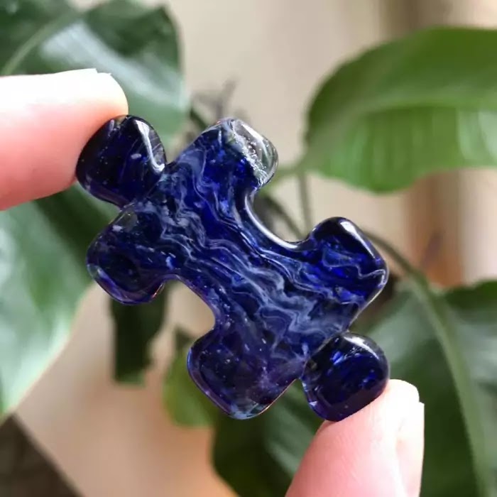 Company Turns Ashes Of ’People’s Pets Into Glass Replica Paws To Serve As An Everlasting Memorial