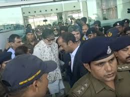 सदी के महानायक अमिताभ बच्चन शनिवार को सुबह चार्टर्ड विमान से भोपाल एयरपोर्ट पहुंचे के लिए इमेज नतीजे