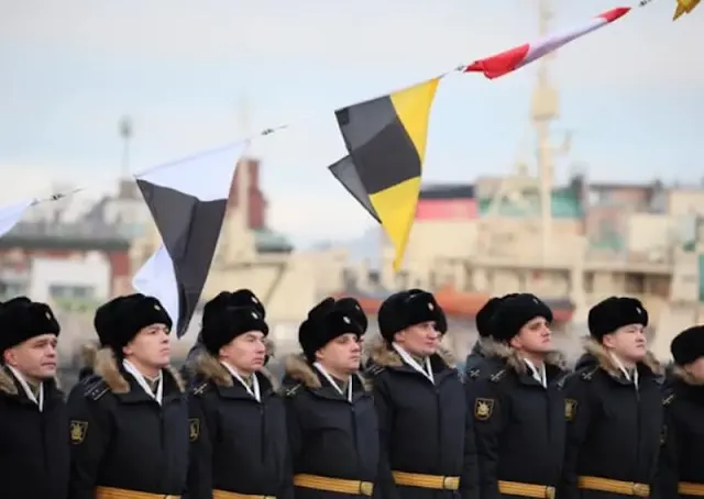 El nuevo submarino Ufa proyecto 636.3 iza la bandera naval rusa