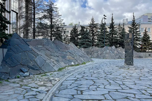 проспект Академика Сахарова, Садовая-Спасская улица, мемориальный комплекс жертвам политических репрессий «Стена скорби» (открыт в 2017 году)