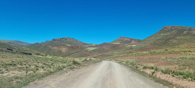 Begleiten Sie mich auf dem Weg nach Q'araqochi Bolivien. Ich bringe Gottes Wort und Unterstützung in Form von Schulmaterial für die Schüler der Bildungseinheit.