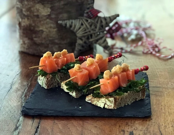 Aperitivo de salmón ahumado con rúcula crujiente