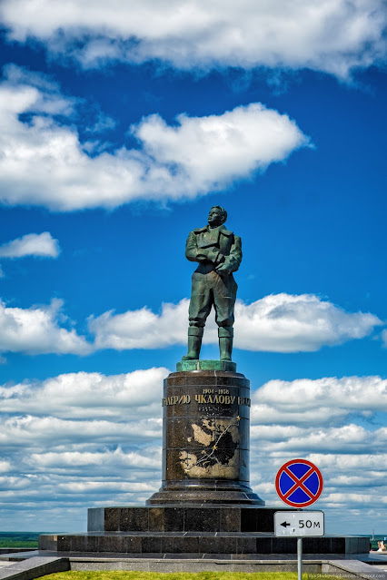 Памятник Чкалову на фоне неба