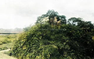 makam dan patung batu di dekat jalan balige