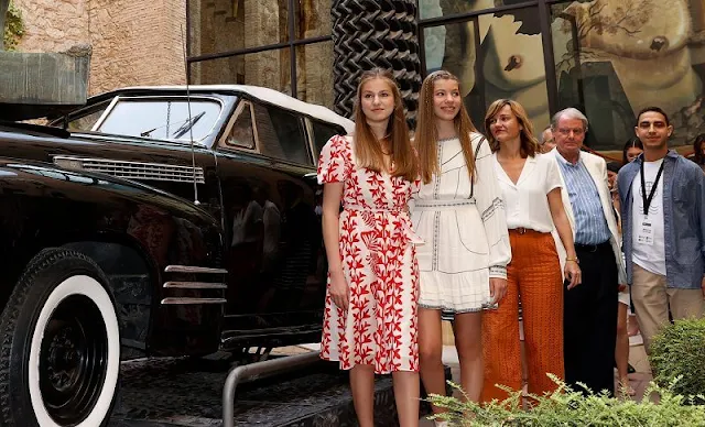 Crown Princess Leonor wore a printed cotton dress by Mango. Infanta Sofia wore an eco friendly viscose dress by Claudie Pierlot