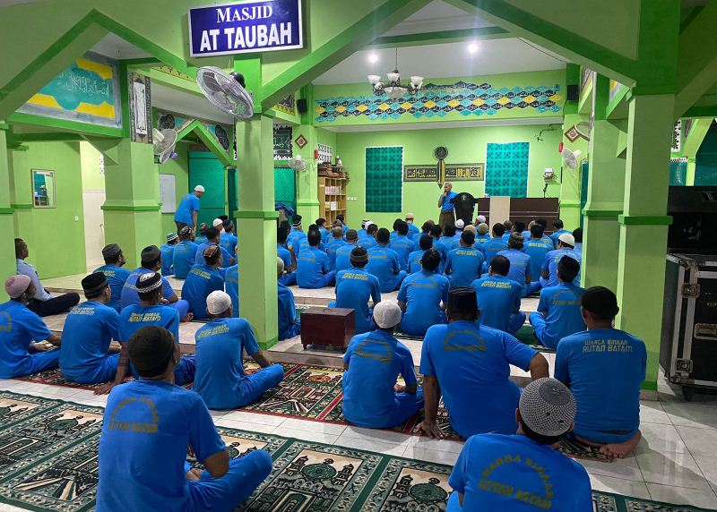 Warga Binaan Rutan Batam Ikut Shalat Tarawih berjemaah  Di Masjid At-Taubah