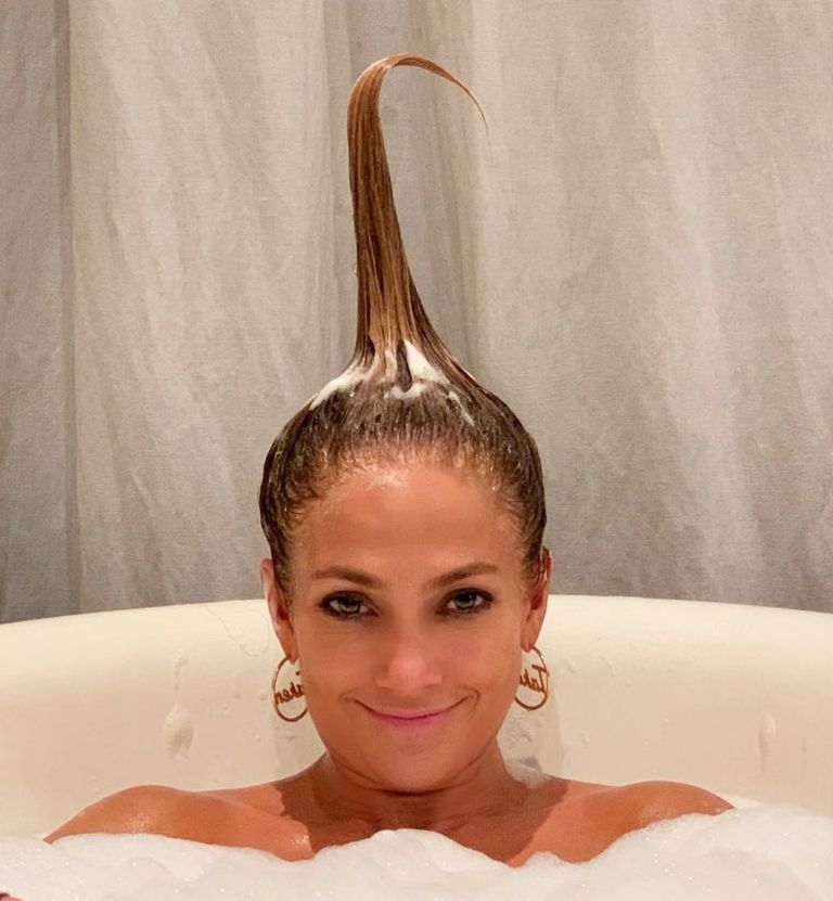 JLo sorprendió a sus fans con una FOTO en su cama y en bata