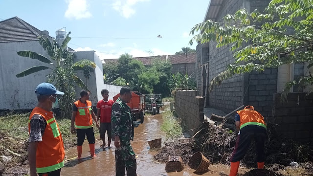 Dinas Terkait dan Warga Lakukan Kerja Bakti Pembersihan Material Lumpur Pasca Banjir di Lumajang