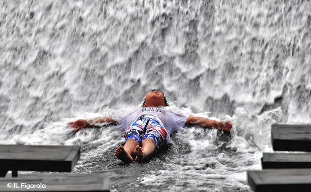 Cachoeira passar dentro de restaurante nas Filipinas