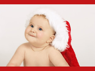 baby claus copil cu caciula de craciun