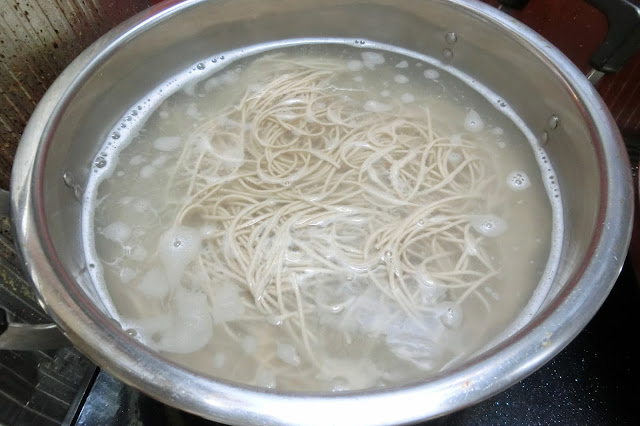 大きめの鍋にたっぷりの湯を沸騰させ、乾燥そばを表示時間通りに茹でたら冷水でしめて水けをきっておきます。