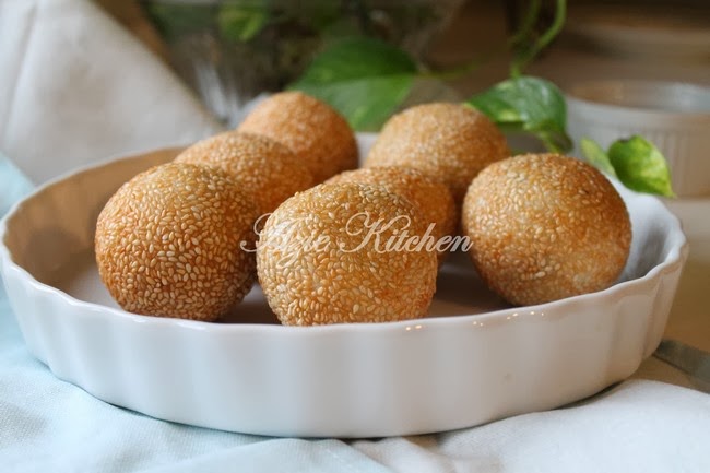 Kuih Bom Asli Berinti Kacang Hijau - Azie Kitchen