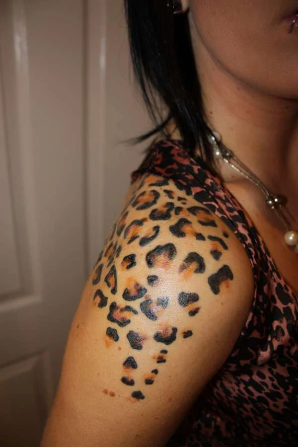 preciosa modelo con tatuaje de leopardo