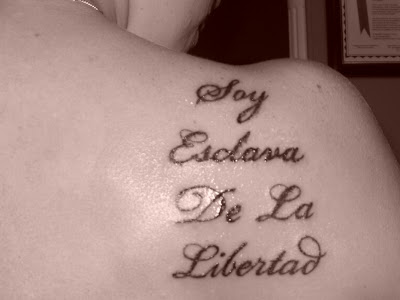 TATTOO TATUAJE DE FRASE LARGA EN ESPALDA