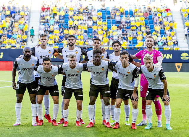 VALENCIA C. F. Temporada 2021-22. Gabriel Paulista, Alderete, Marcos André, Gonçalo Guedes, Cillessen. Foulquier, Hugo Duro, Lato, Musah, HUgo Guillamón y Daniel Wass. CÁDIZ C. F. 0 VALENCIA C. F. 0. 02/10/2021. Campeonato de Liga de 1ª División, jornada 8. Cádiz, estadio Nuevo Mirandilla.