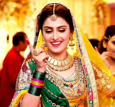 Aiza Khan Out Looking Wallpapers